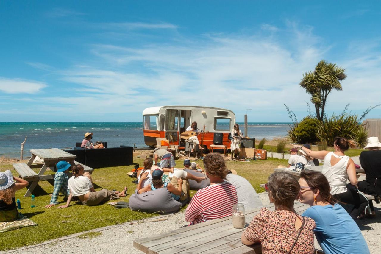 Tatapouri Bay Hotel Gisborne Exterior photo